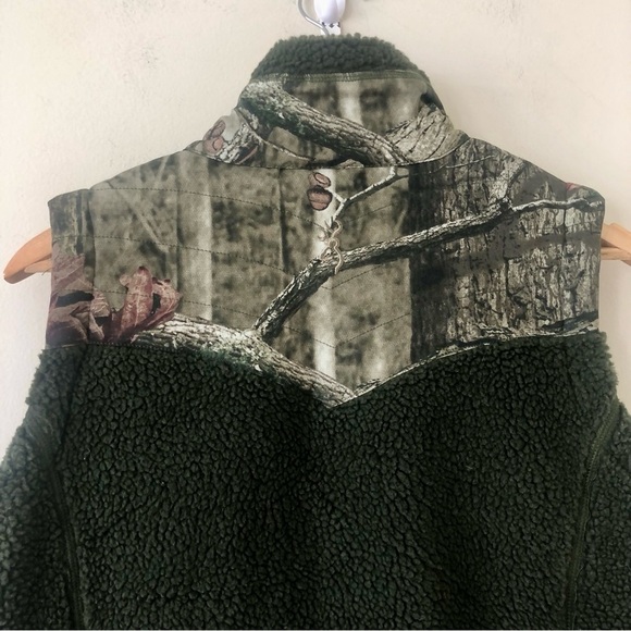 Browning Women’s Green Camo Sherpa Style Vest Size Large - Picture 10 of 11